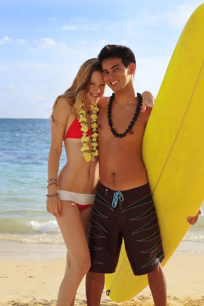 Beach boy e giovane donna bionda — Foto Stock