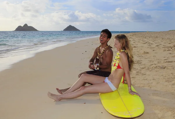 Beachboy játszik a lány ukulele — Stock Fotó