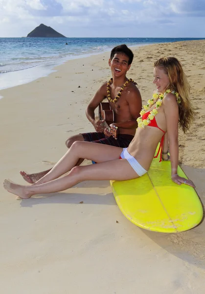 Beachboy spielt seine Ukulele für Mädchen — Stockfoto