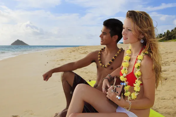 Par på stranden i hawaii — Stockfoto