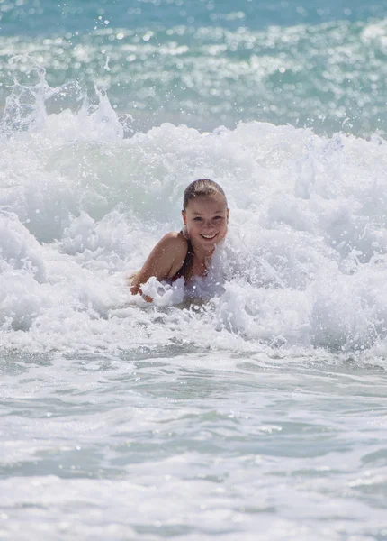 Jonge vrouw rijden de golven — Stockfoto