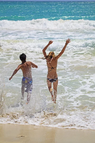 Casal joga no surf — Fotografia de Stock