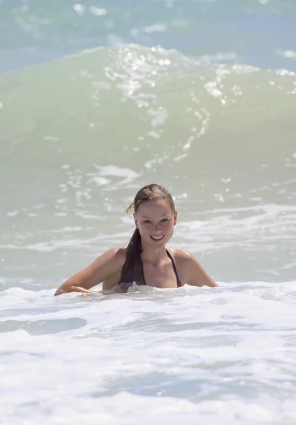 Jeune femme dans l'océan — Photo
