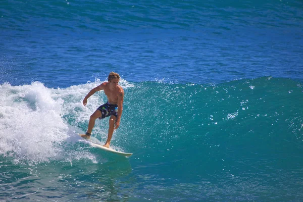 Hombre joven surfeando en Point Panic, Hawaii — Foto de Stock