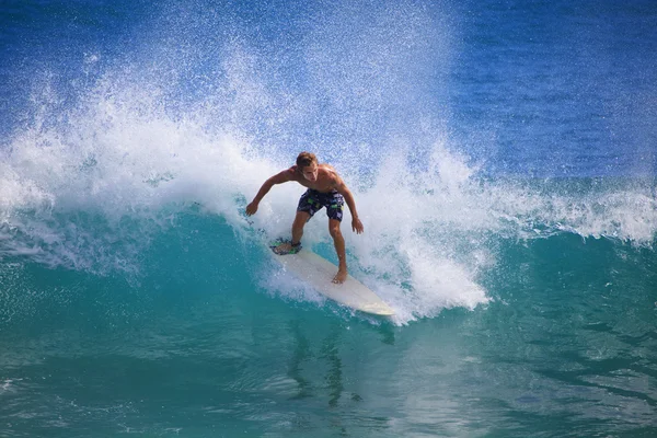 Jovem surfando em Point Panic, Havaí — Fotografia de Stock