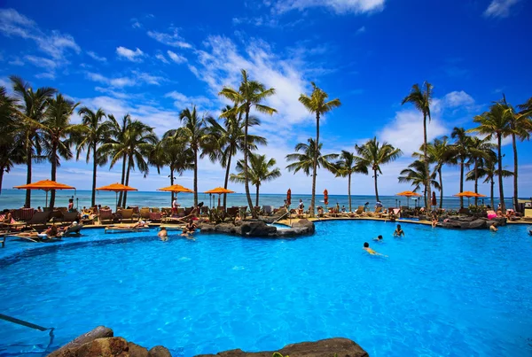 在夏威夷威基基海滩上的游泳池 — 图库照片