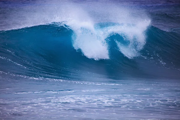 Vihar surf-túlfeszültség ellen oahu partján — Stock Fotó