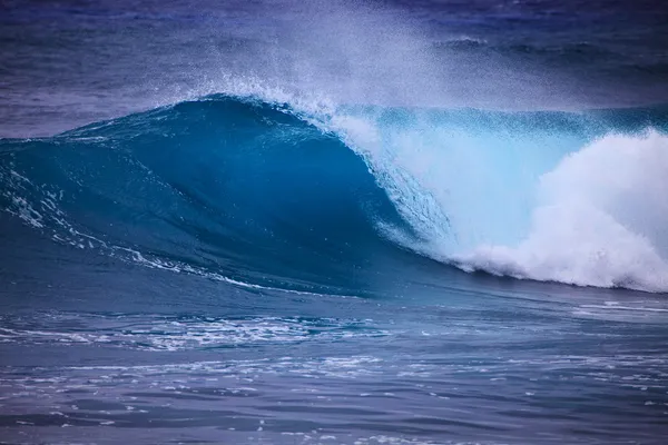 Surf Sztormowe przeciwko brzegu oahu — Zdjęcie stockowe
