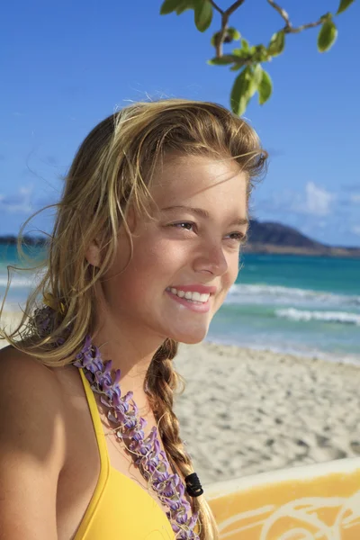 Vacker ung flicka med surfbräda — Stockfoto