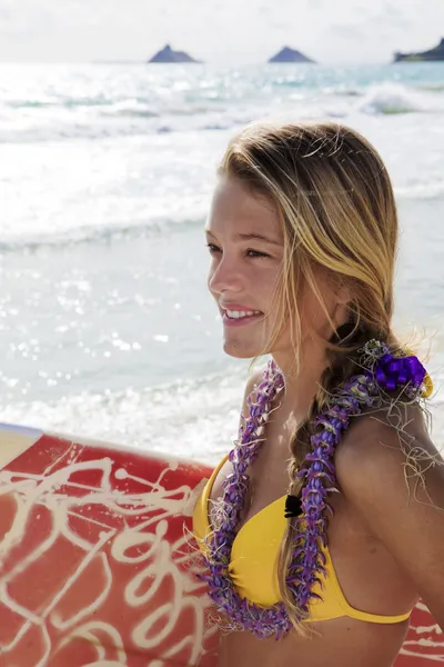 Hermosa joven con tabla de surf — Foto de Stock