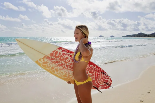 Hermosa joven con tabla de surf — Foto de Stock