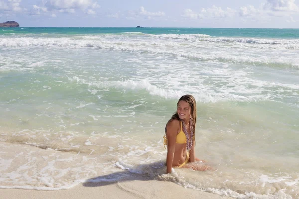 Vacker tonåring i en gul bikini — Stockfoto