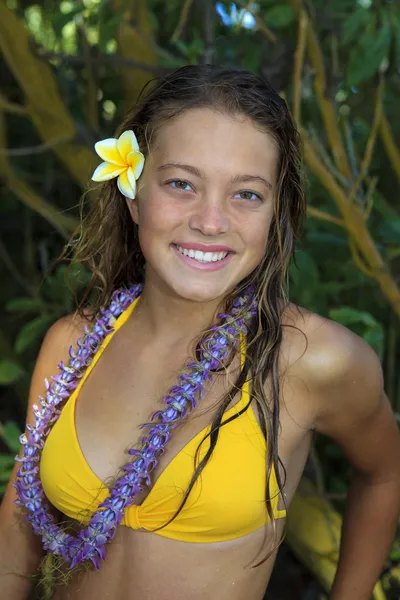 Retrato de una adolescente con flores — Foto de Stock