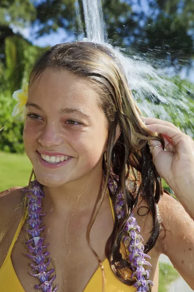 Teen age girl taking a shower outdoors — Stockfoto