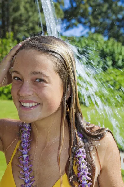 Teen age girl taking a shower outdoors — Stockfoto