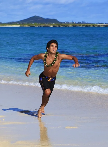 Молодий тихий острівний чоловік біжить — стокове фото