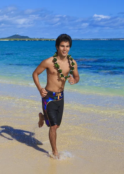 Joven hombre de la isla del Pacífico corriendo — Foto de Stock
