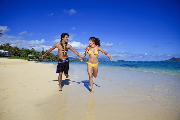 Junges Paar läuft am Strand — Stockfoto