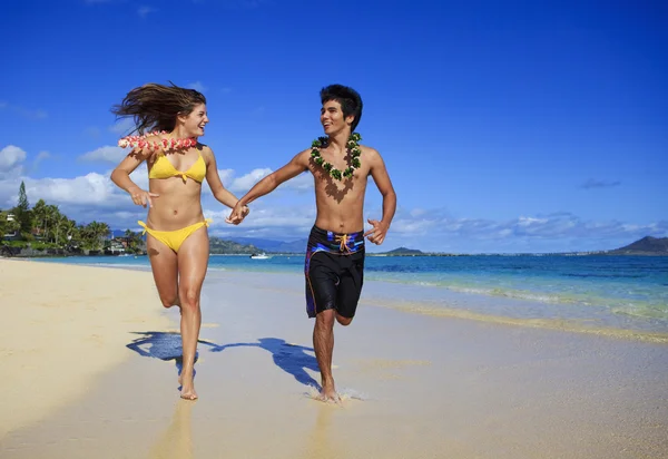 Jovem casal correndo na praia — Fotografia de Stock
