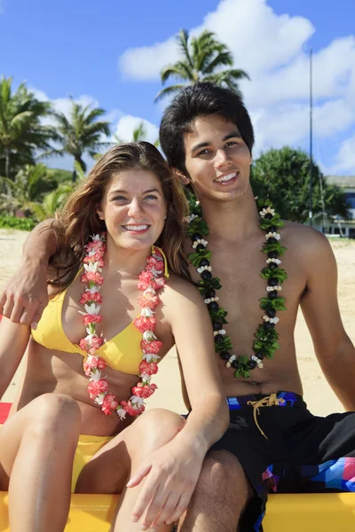 Mujer joven con un hombre de la isla — Foto de Stock