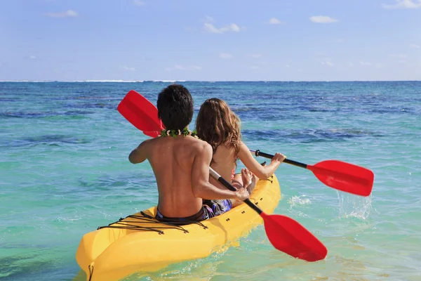 Young couple with a kayak — Stock Photo, Image