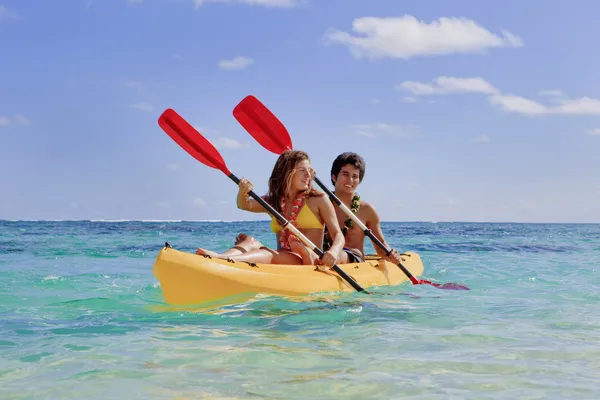 Jeune couple avec un kayak — Photo