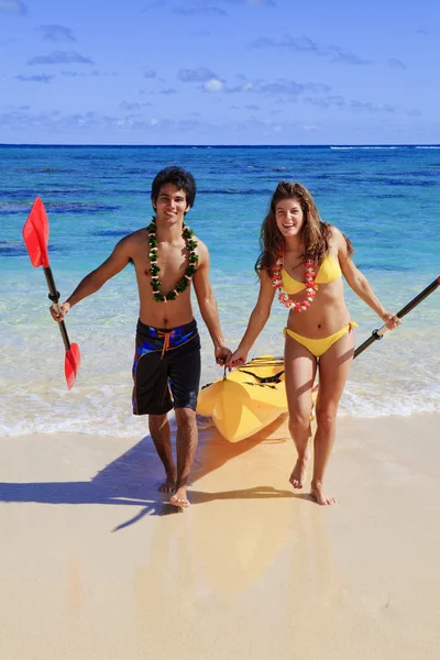 Jeune couple avec un kayak — Photo