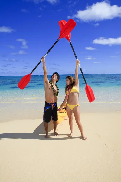 Young couple with a kayak — Stock Photo, Image