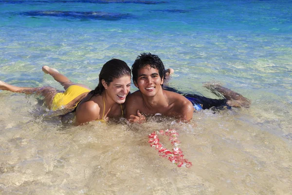 Brincalhão casal na água tropical — Fotografia de Stock