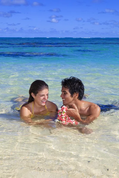 Couple frolic in the tropical water — Stock Photo, Image