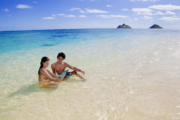 Casal na praia em hawaii — Fotografia de Stock
