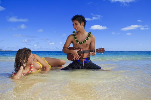 Man plays his ukulele for a woman — Stock Photo, Image