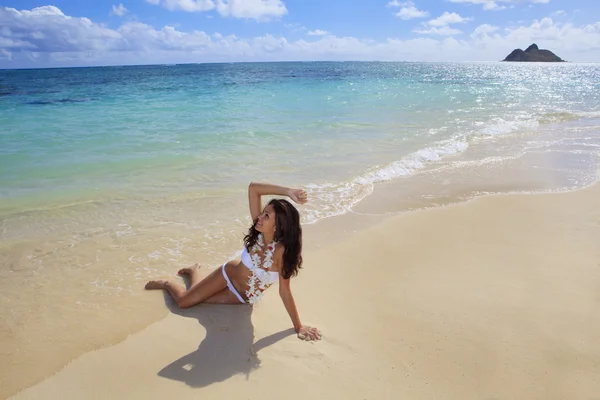 Junge Frau im weißen Bikini — Stockfoto