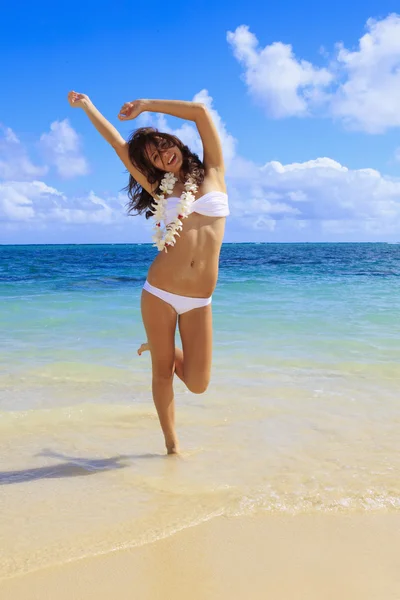 Giovane donna in bikini bianco — Foto Stock