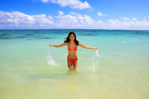 Meisje in oranje bikini in het water — Stockfoto