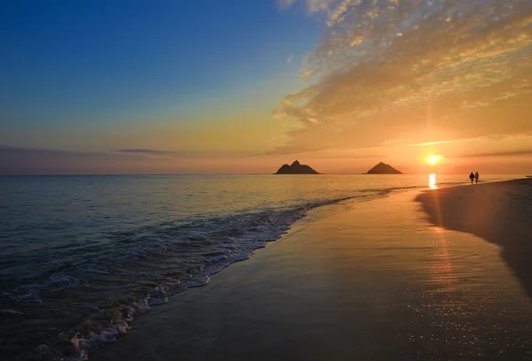 Тихоокеанский восход солнца у причала — стоковое фото