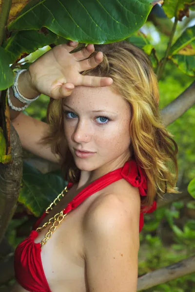 在夏威夷的红色比基尼的金发女孩 — 图库照片