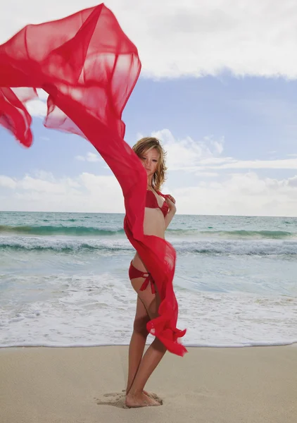 Mädchen im roten Bikini und Chiffon — Stockfoto