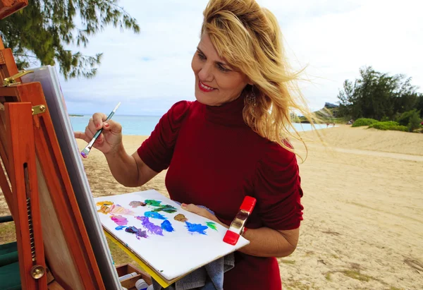 Artista donna pittura all'aperto — Foto Stock