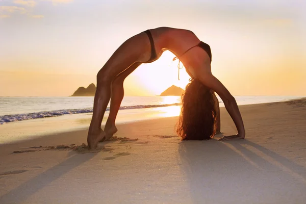 Yoga yapan genç kadın. — Stok fotoğraf