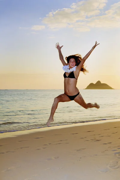 Mujer joven corriendo y saltando —  Fotos de Stock