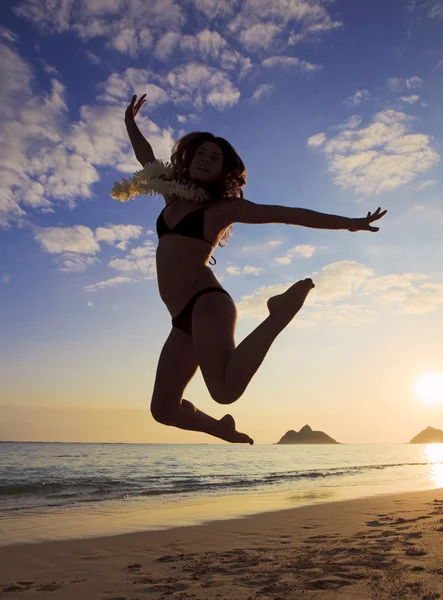 実行中の若い女性と jumpng — ストック写真