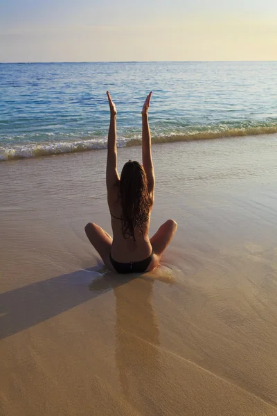 Junge Frau macht Yoga — Stockfoto