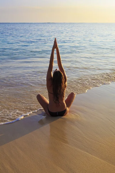 Yoga yapan genç kadın. — Stok fotoğraf