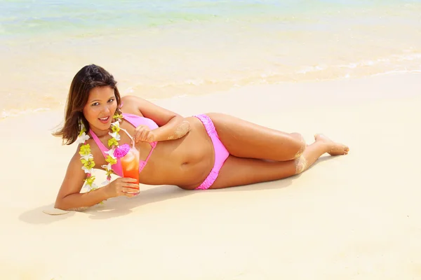 Vackra polynesiska tjej i bikini — Stockfoto