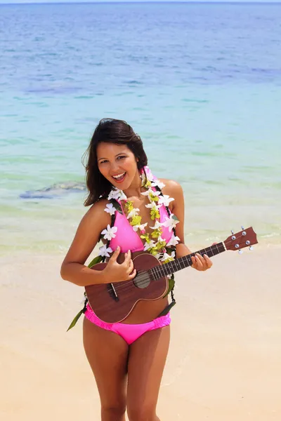 Krásná polynéský dívka v bikinách — Stock fotografie