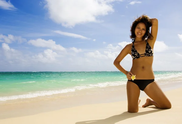 Schöne polynesische Mädchen im Bikini — Stockfoto