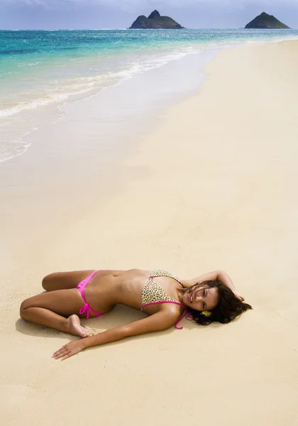 Bella ragazza polinesiana in bikini — Foto Stock
