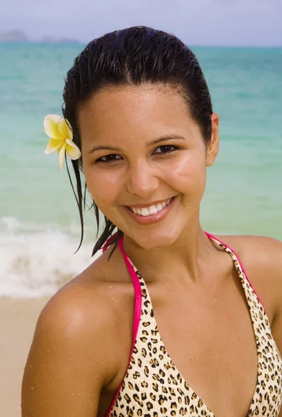 Vacker polynesiska flicka i en rosa bik — Stockfoto