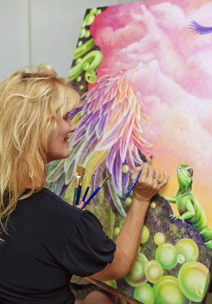 Artista femenina pintando con —  Fotos de Stock